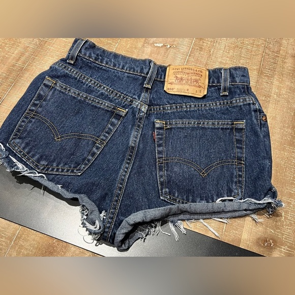 Levi’s 550 Distressed Relaxed fit tapered leg Women’s short shorts Size 10 Reg S - Picture 2 of 6